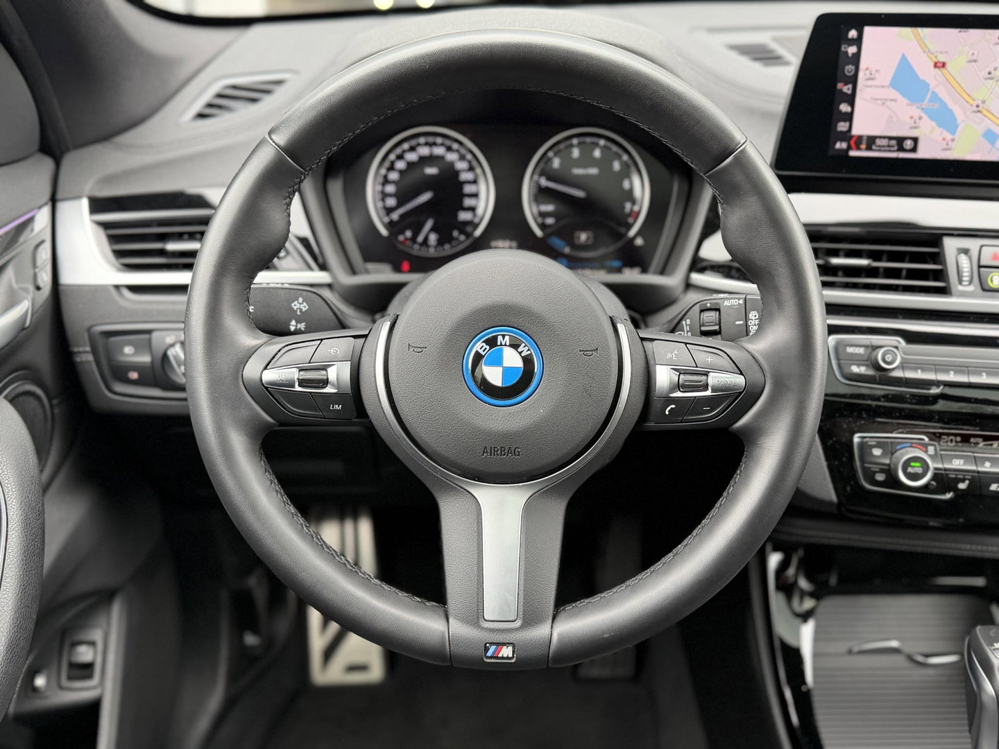 BMW X1 xDrive25e Bus Ed Plus M-Sport |Pano|HUD|HiFi|Cam|Sfeer|19"|Storm Bay|