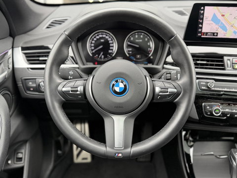BMW X1 xDrive25e Bus Ed Plus M-Sport |Pano|HUD|HiFi|Cam|Sfeer|19"|Storm Bay|
