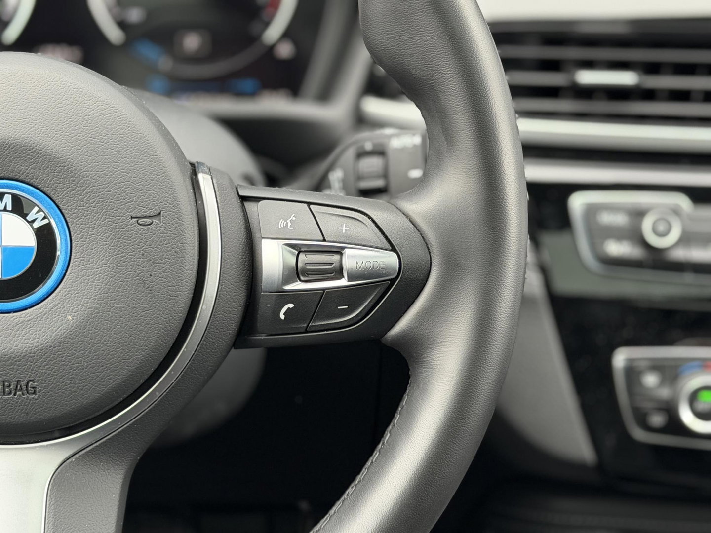 BMW X1 xDrive25e Bus Ed Plus M-Sport |Pano|HUD|HiFi|Cam|Sfeer|19"|Storm Bay|