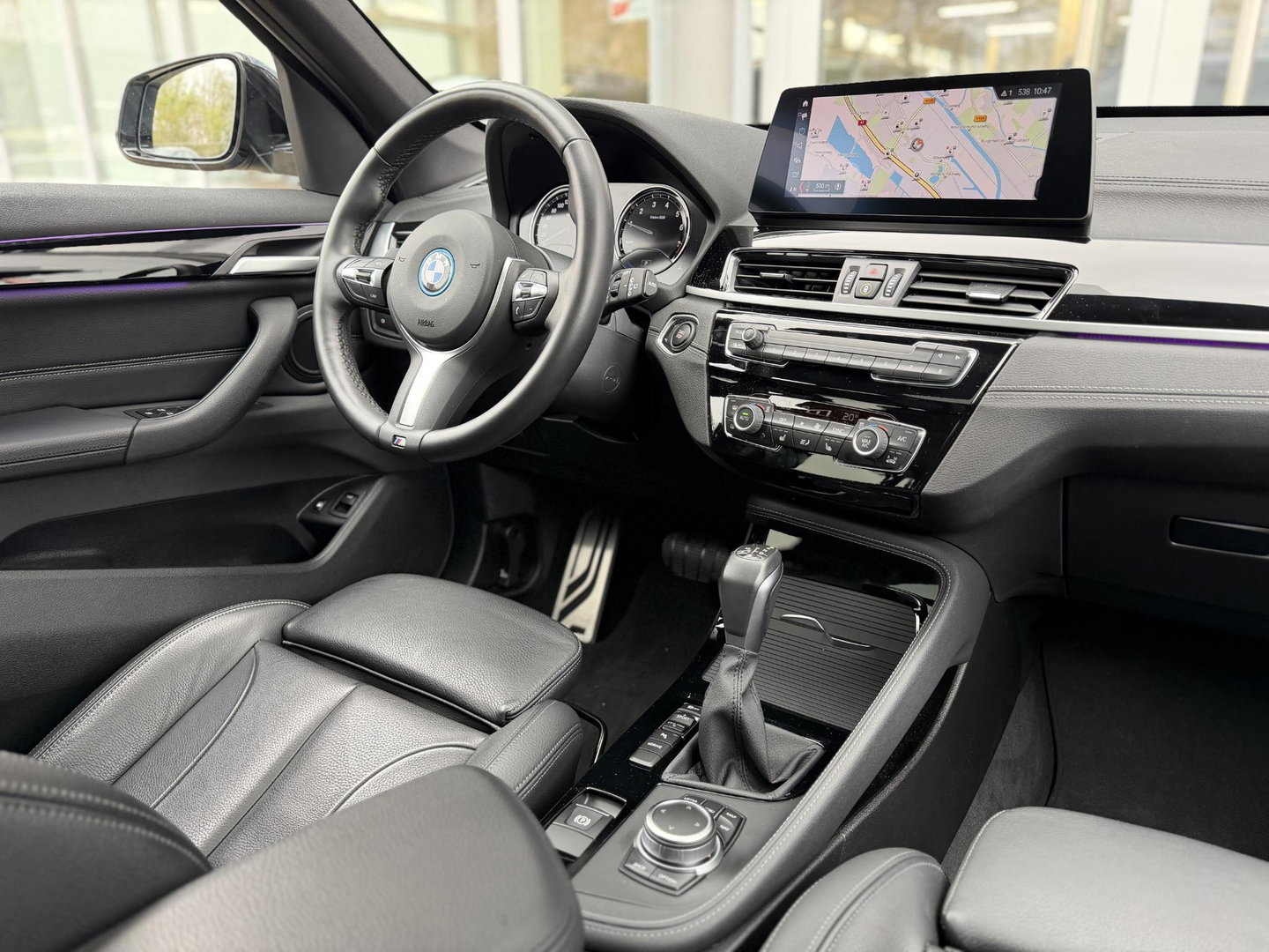 BMW X1 xDrive25e Bus Ed Plus M-Sport |Pano|HUD|HiFi|Cam|Sfeer|19"|Storm Bay|