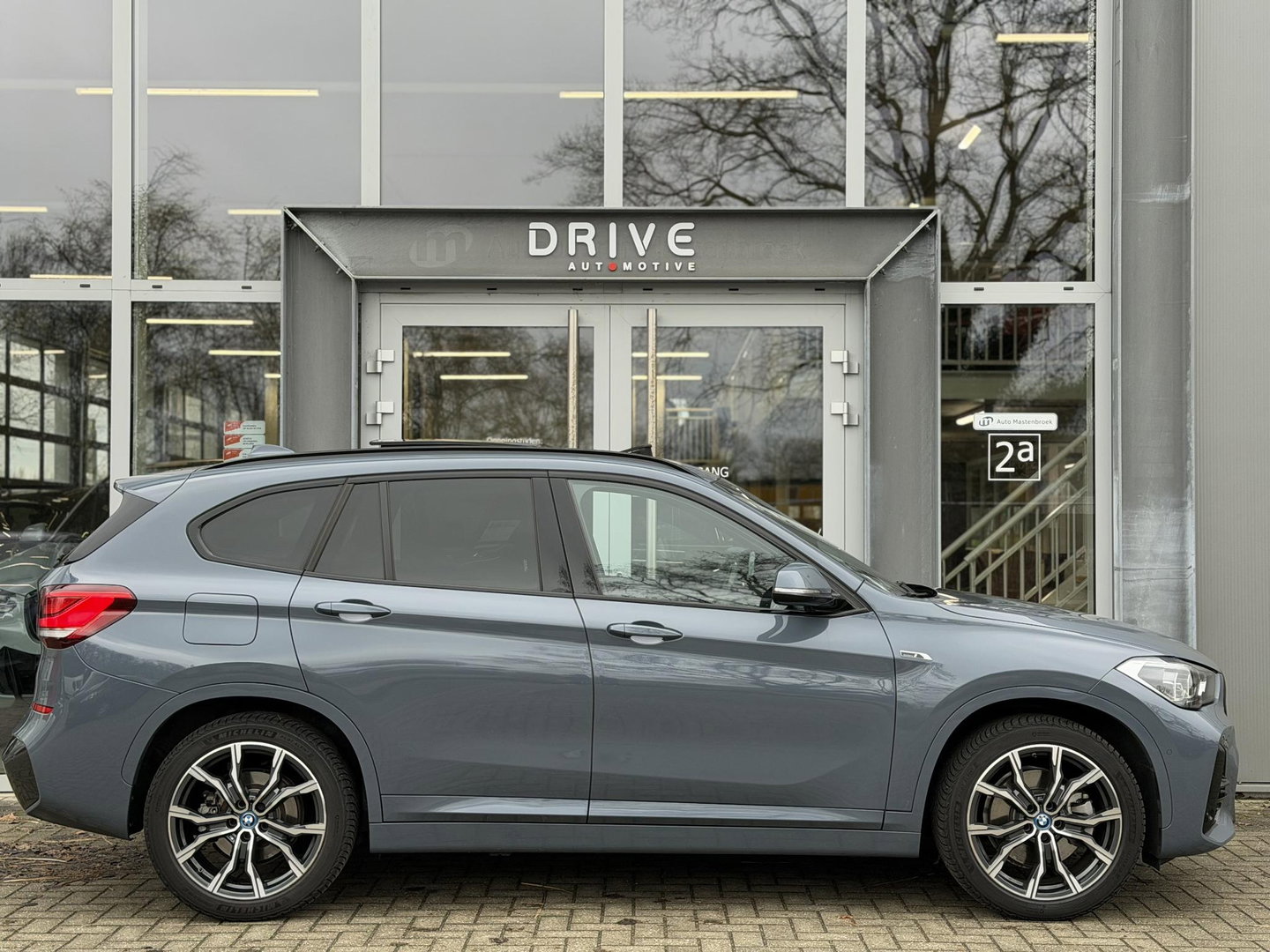 BMW X1 xDrive25e Bus Ed Plus M-Sport |Pano|HUD|HiFi|Cam|Sfeer|19"|Storm Bay|