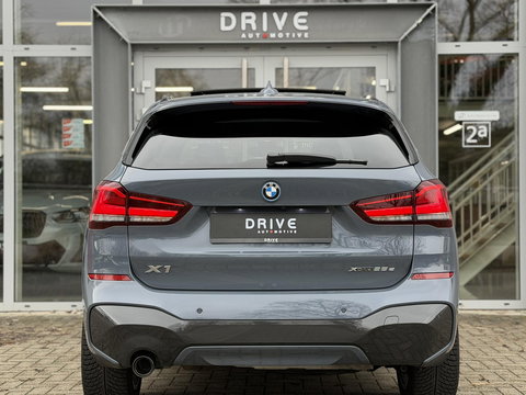 BMW X1 xDrive25e Bus Ed Plus M-Sport |Pano|HUD|HiFi|Cam|Sfeer|19"|Storm Bay|