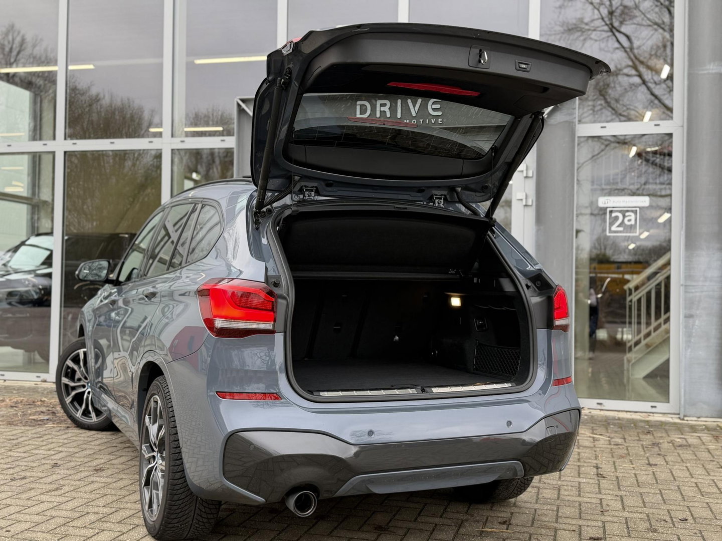BMW X1 xDrive25e Bus Ed Plus M-Sport |Pano|HUD|HiFi|Cam|Sfeer|19"|Storm Bay|