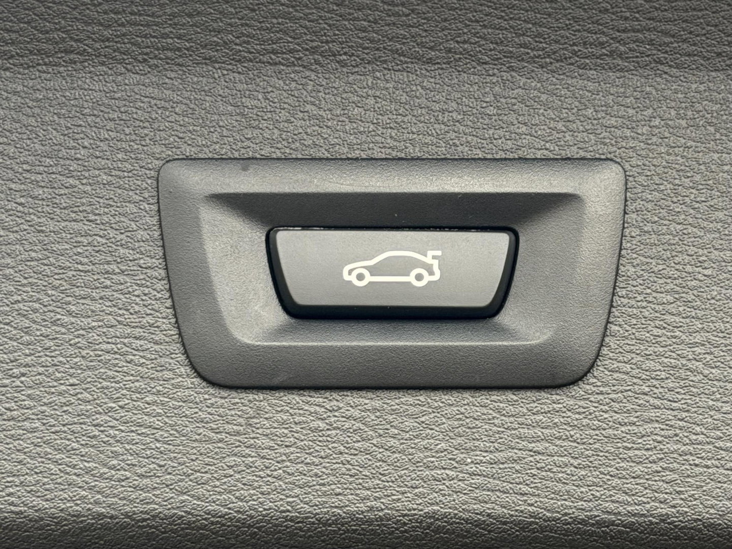 BMW X1 xDrive25e Bus Ed Plus M-Sport |Pano|HUD|HiFi|Cam|Sfeer|19"|Storm Bay|