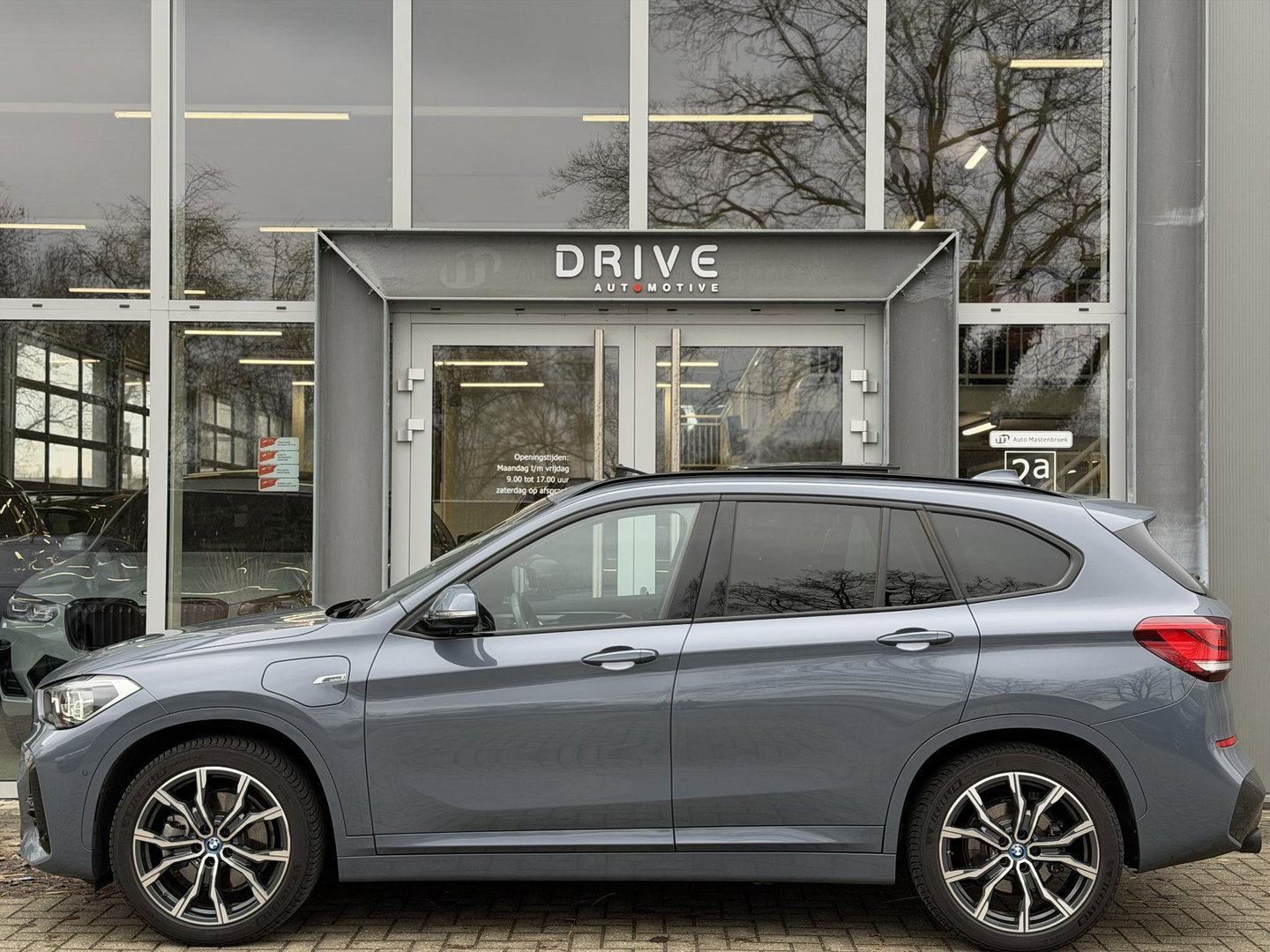 BMW X1 xDrive25e Bus Ed Plus M-Sport |Pano|HUD|HiFi|Cam|Sfeer|19"|Storm Bay|