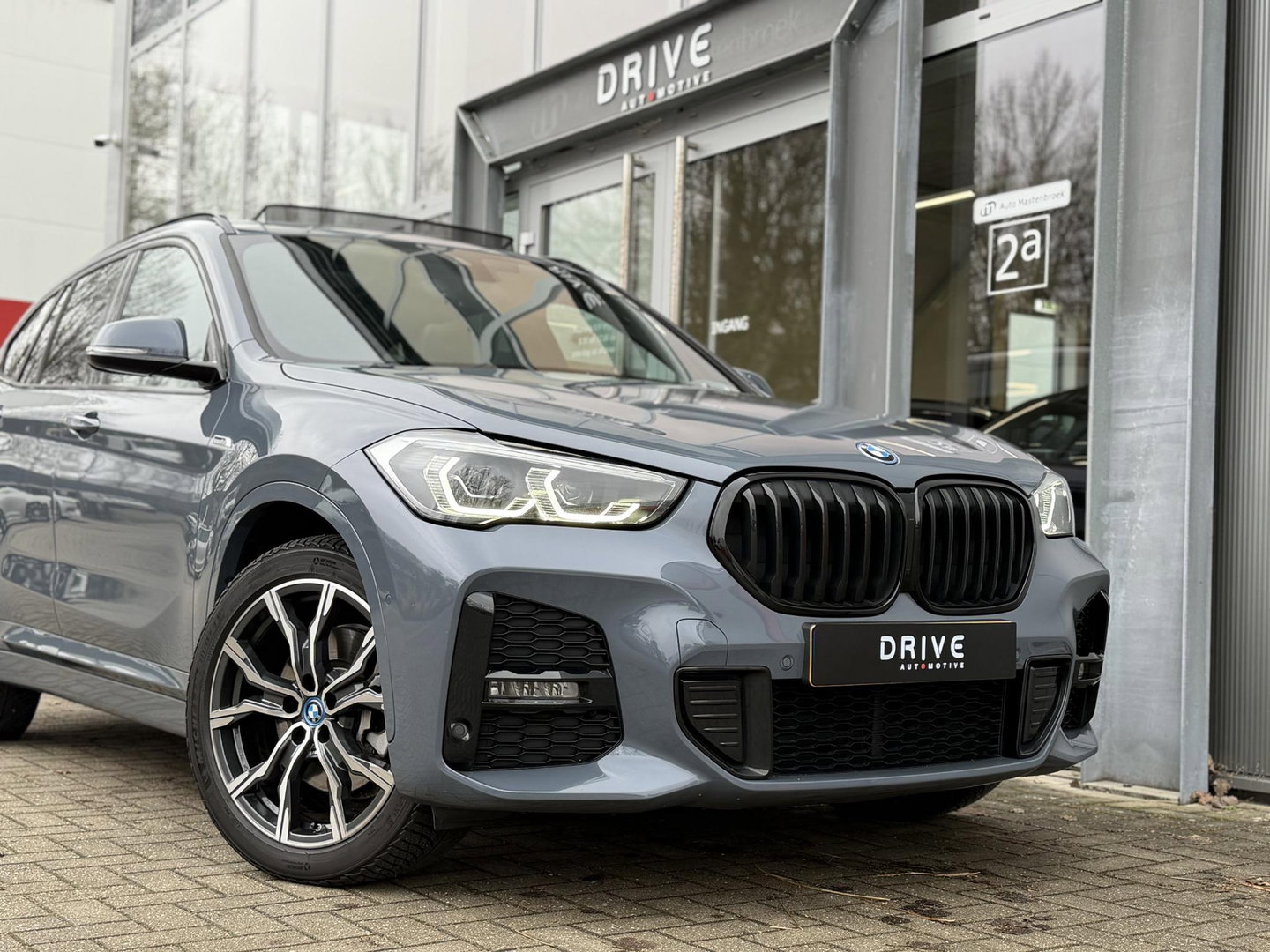 BMW X1 xDrive25e Bus Ed Plus M-Sport |Pano|HUD|HiFi|Cam|Sfeer|19"|Storm Bay|