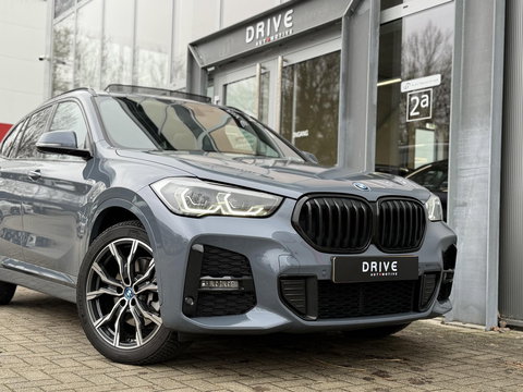 BMW X1 xDrive25e Bus Ed Plus M-Sport |Pano|HUD|HiFi|Cam|Sfeer|19"|Storm Bay|