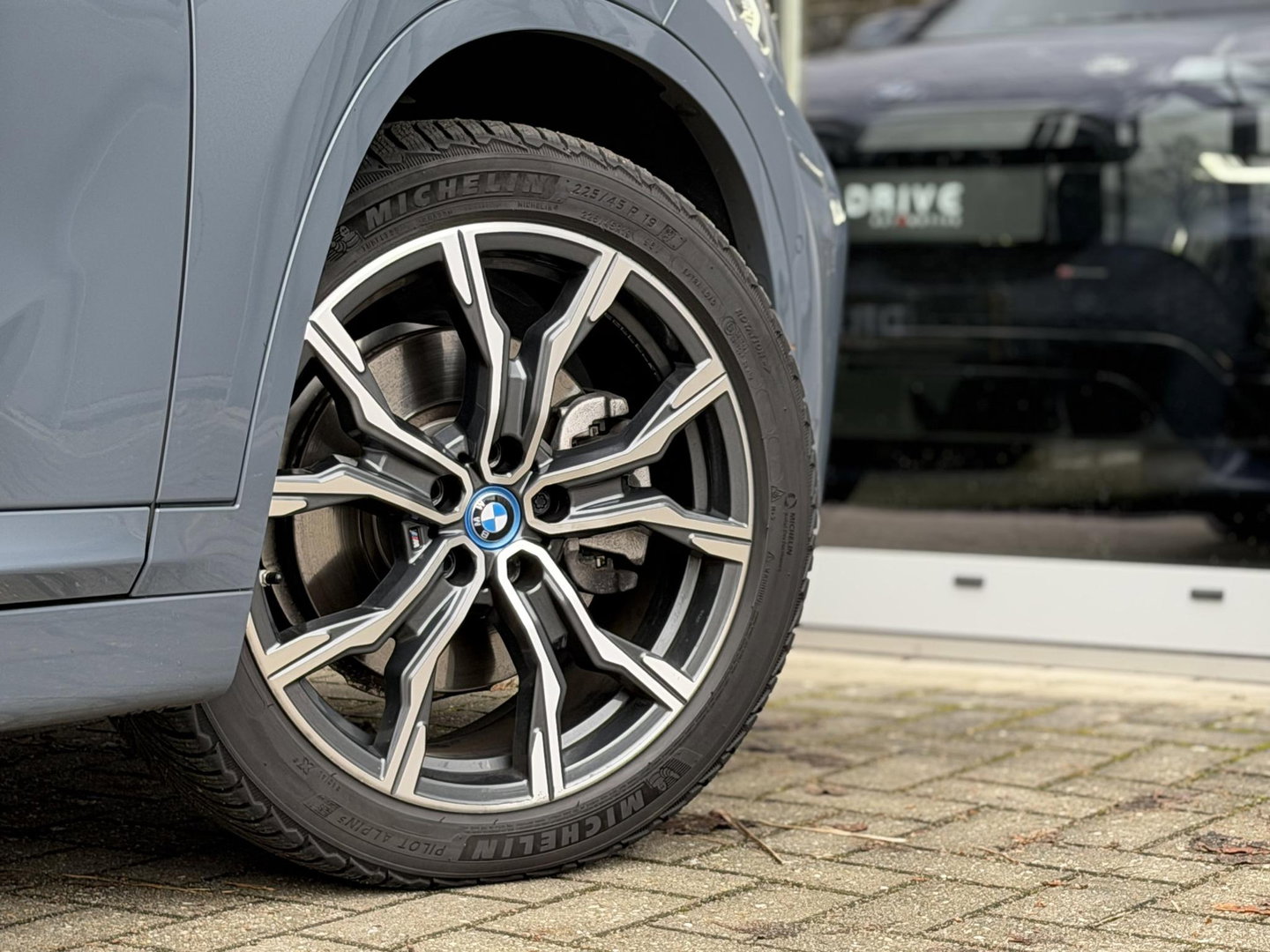 BMW X1 xDrive25e Bus Ed Plus M-Sport |Pano|HUD|HiFi|Cam|Sfeer|19"|Storm Bay|