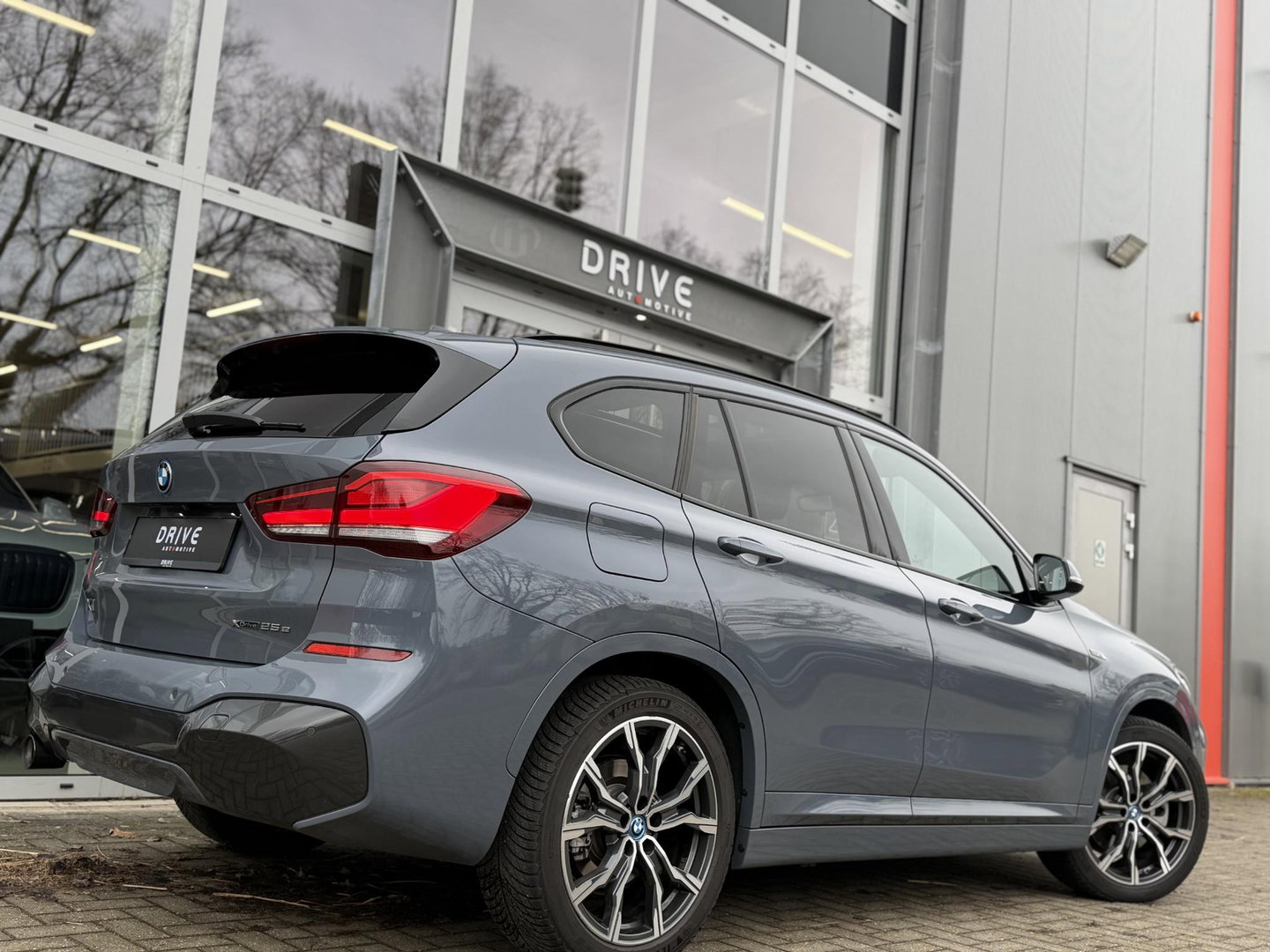 BMW X1 xDrive25e Bus Ed Plus M-Sport |Pano|HUD|HiFi|Cam|Sfeer|19"|Storm Bay|