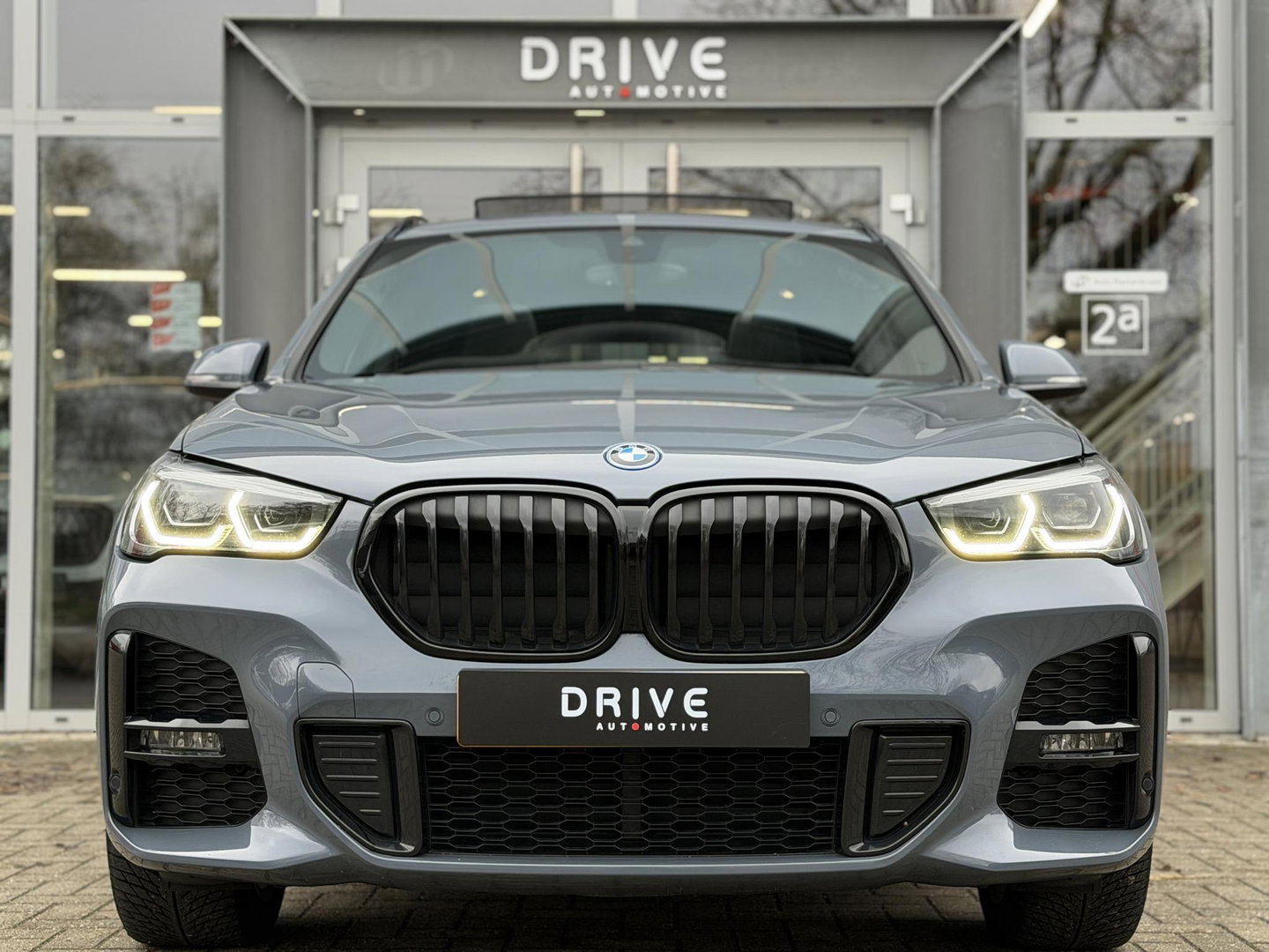 BMW X1 xDrive25e Bus Ed Plus M-Sport |Pano|HUD|HiFi|Cam|Sfeer|19"|Storm Bay|