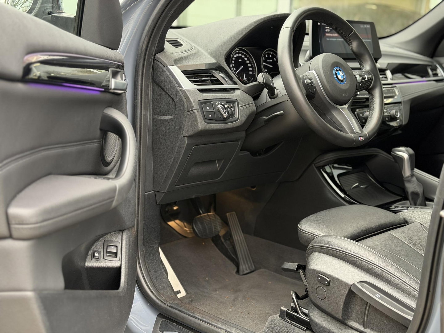 BMW X1 xDrive25e Bus Ed Plus M-Sport |Pano|HUD|HiFi|Cam|Sfeer|19"|Storm Bay|