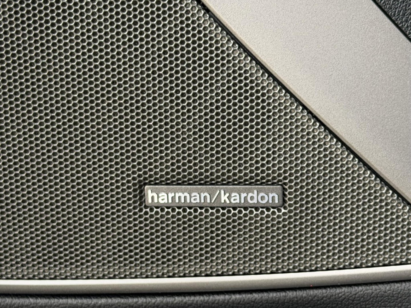 BMW 3 Serie Touring 330e LCI High Ex. M-Sport Pro |Individual leer|Pano|H/K|Memory|19"|Trekhaak|Dravit