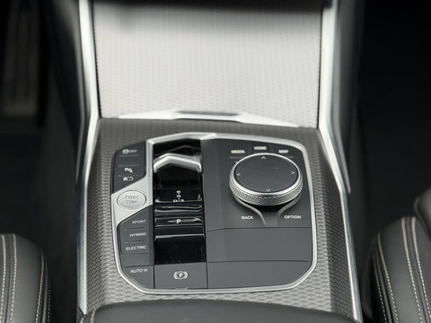 BMW 3 Serie Touring 330e LCI High Ex. M-Sport Pro |Individual leer|Pano|H/K|Memory|19"|Trekhaak|Dravit