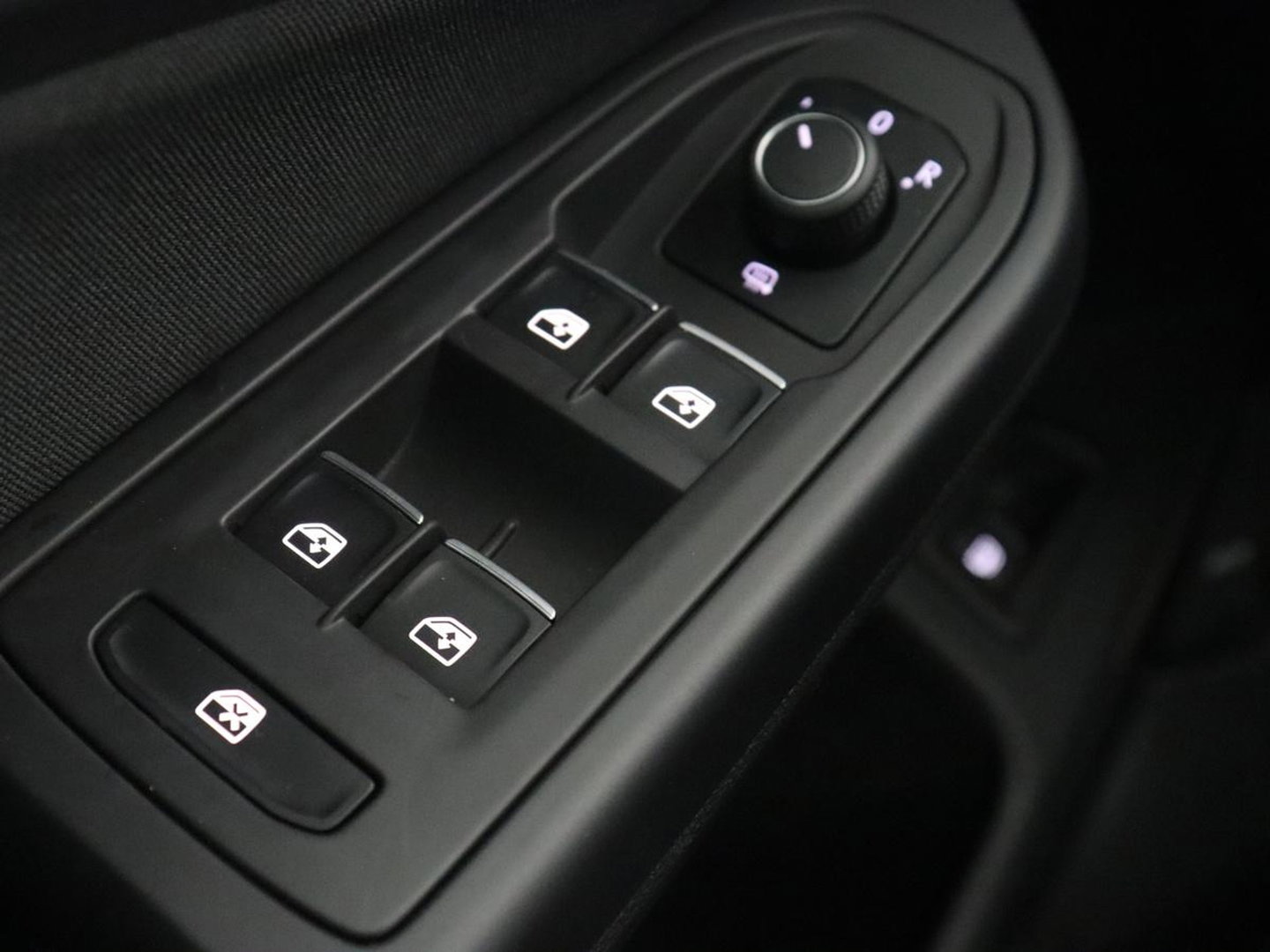 Volkswagen Golf 1.4 eHybrid GTE | SOH 93% | Stoelverwarming | Trekhaak | Carplay | Adaptive cruise | 18'' | Sportstoelen | Navigatie | Sfeerverlichting | Climate control | Parkeerhulp | PHEV | Plug In