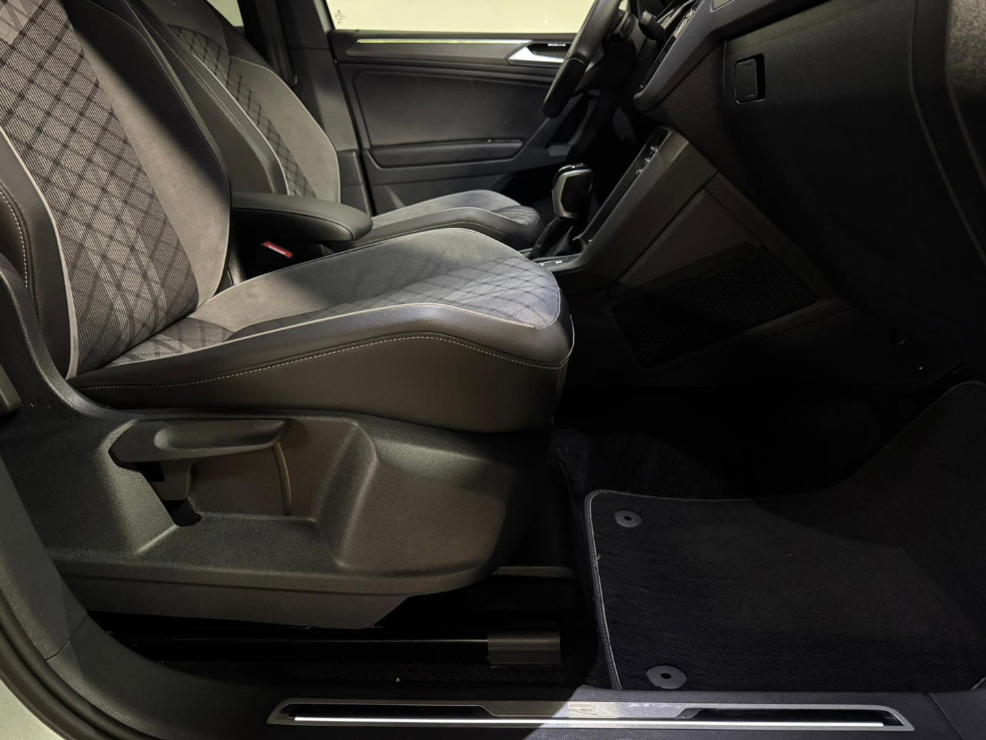 Volkswagen Tiguan 1.5 TSI R-Line PANO KEYLESS CAM