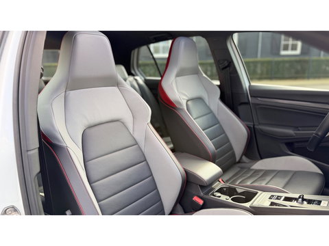 Volkswagen Golf 2.0 TSI GTI Panoramadak Leer Stoelverwarming/Verkoeling Camera Keyless entry