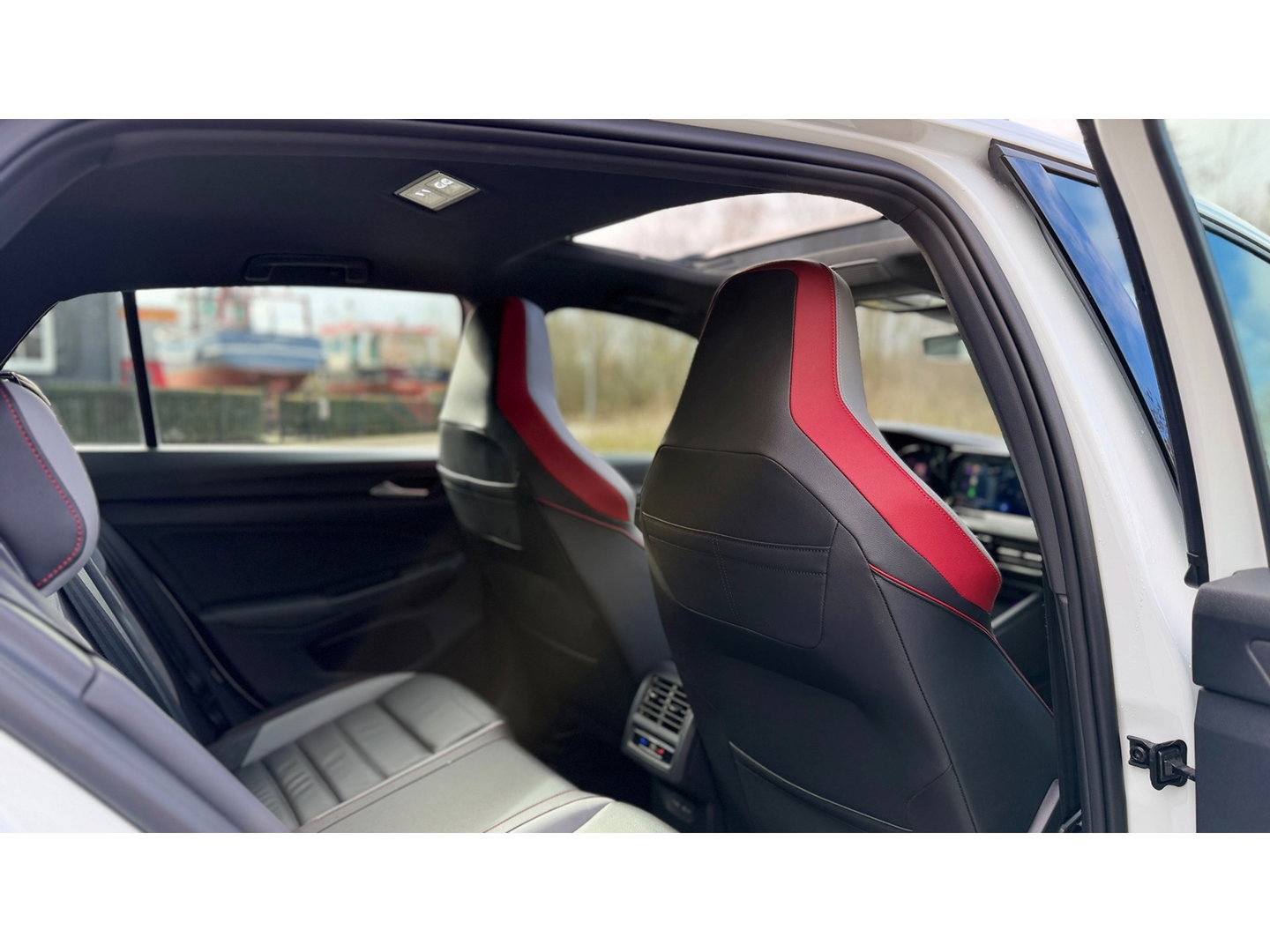 Volkswagen Golf 2.0 TSI GTI Panoramadak Leer Stoelverwarming/Verkoeling Camera Keyless entry