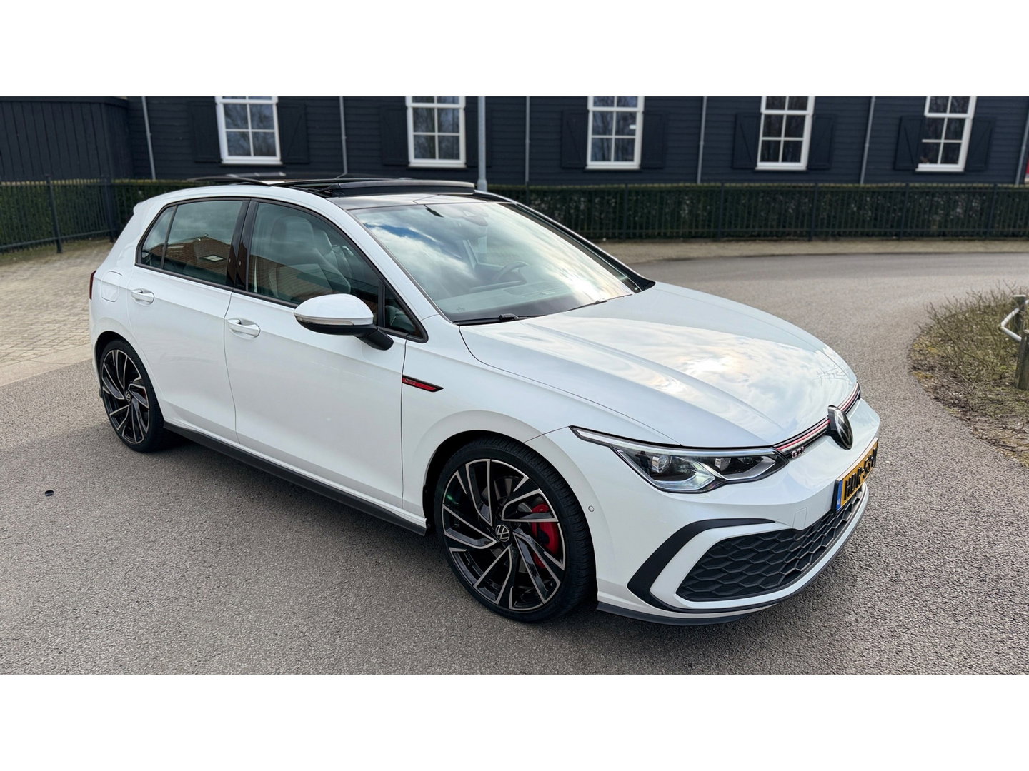 Volkswagen Golf 2.0 TSI GTI Panoramadak Leer Stoelverwarming/Verkoeling Camera Keyless entry