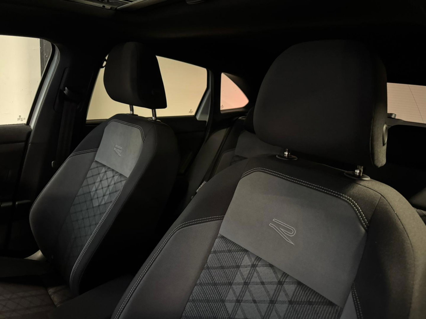 Volkswagen Taigo 1.5 TSI R-Line BEATS PANO KEYLESS'