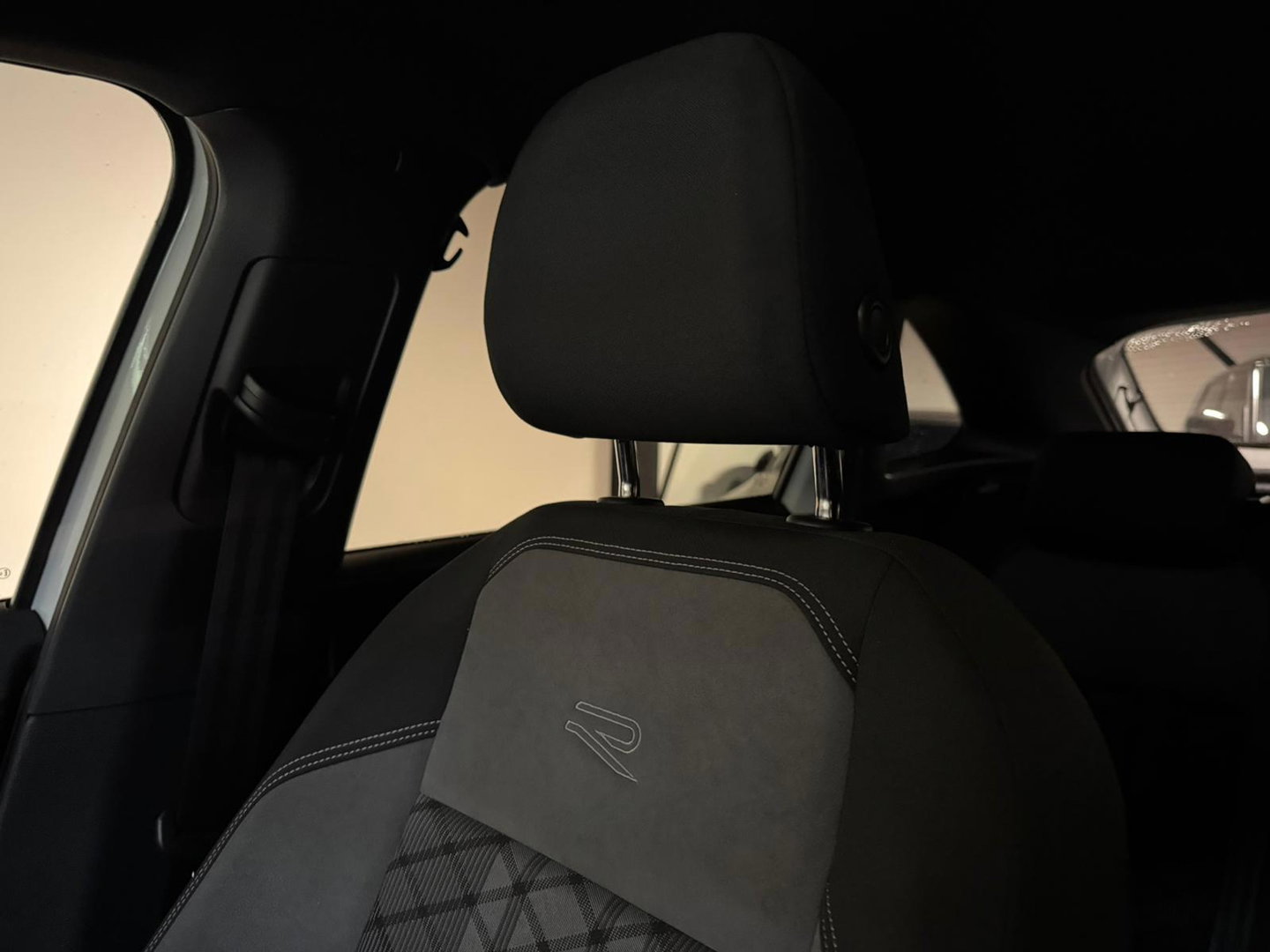 Volkswagen Taigo 1.5 TSI R-Line BEATS PANO KEYLESS'