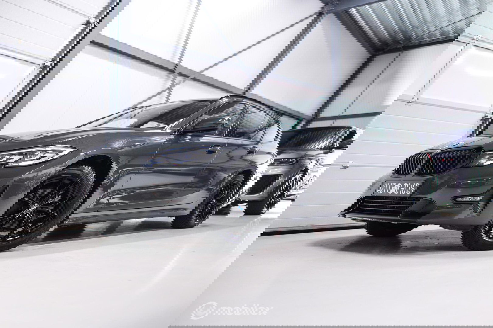 BMW 3 Serie Touring 318i Corporate High Exe | Dravitgrau | Trekhaak | Individual | Sportstoelen | CarPlay | NAP NL auto | rijklaarprijs |