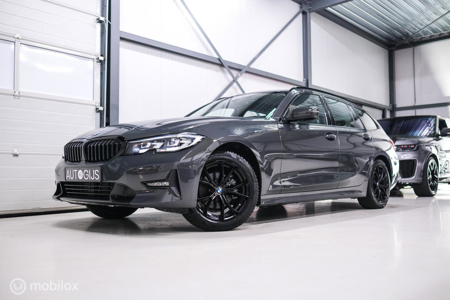 BMW 3 Serie Touring 318i Corporate High Exe | Dravitgrau | Trekhaak | Individual | Sportstoelen | CarPlay | NAP NL auto | rijklaarprijs |
