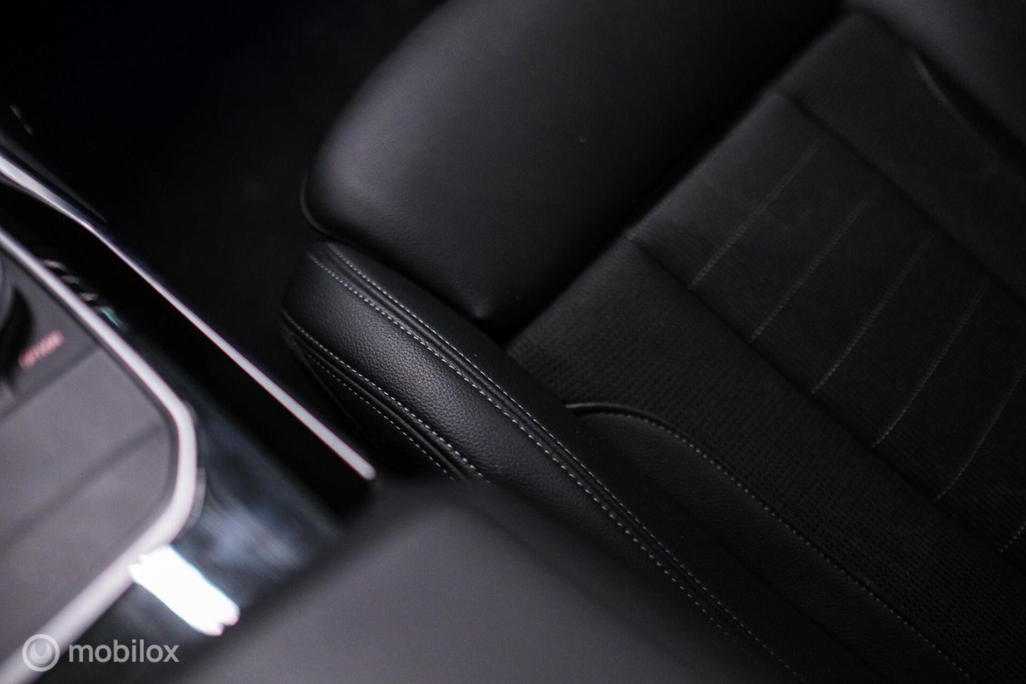 BMW 3 Serie Touring 318i Corporate High Exe | Dravitgrau | Trekhaak | Individual | Sportstoelen | CarPlay | NAP NL auto | rijklaarprijs |