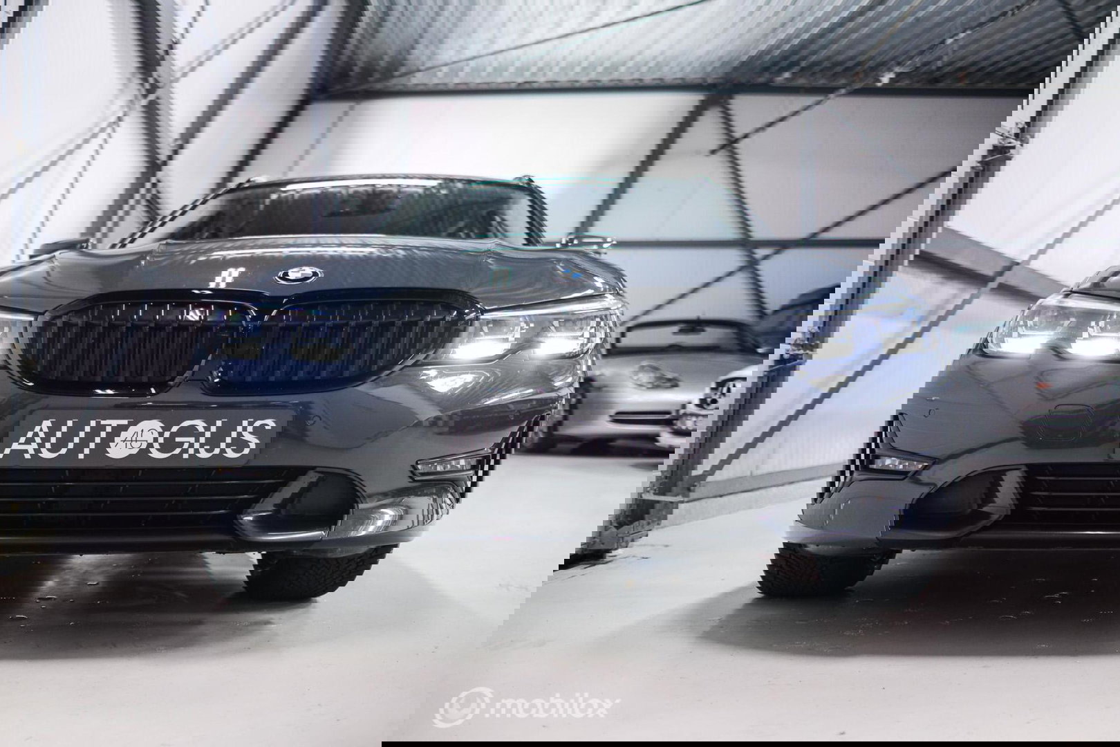 BMW 3 Serie Touring 318i Corporate High Exe | Dravitgrau | Trekhaak | Individual | Sportstoelen | CarPlay | NAP NL auto | rijklaarprijs |