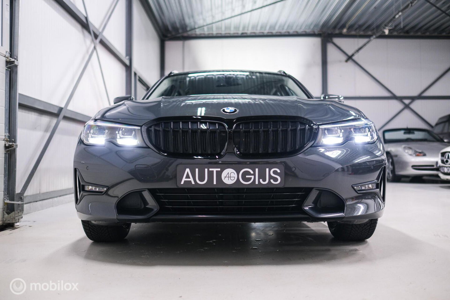 BMW 3 Serie Touring 318i Corporate High Exe | Dravitgrau | Trekhaak | Individual | Sportstoelen | CarPlay | NAP NL auto | rijklaarprijs |