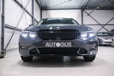 BMW 3 Serie Touring 318i Corporate High Exe | Dravitgrau | Trekhaak | Individual | Sportstoelen | CarPlay | NAP NL auto | rijklaarprijs |