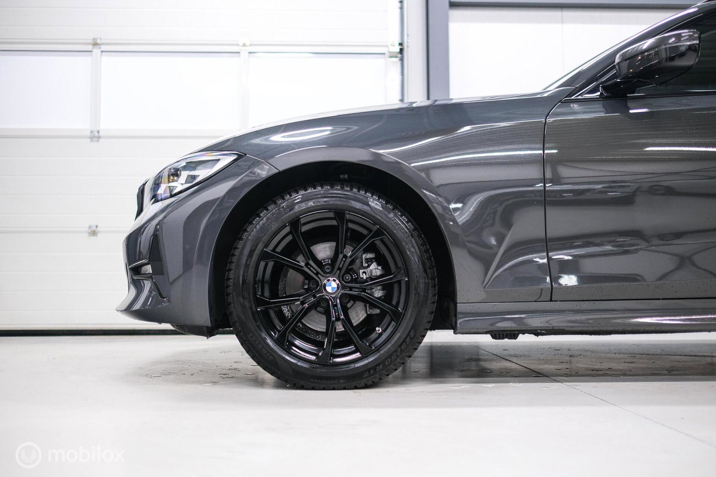 BMW 3 Serie Touring 318i Corporate High Exe | Dravitgrau | Trekhaak | Individual | Sportstoelen | CarPlay | NAP NL auto | rijklaarprijs |