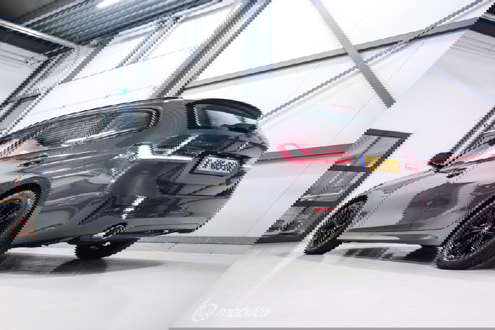 BMW 3 Serie Touring 318i Corporate High Exe | Dravitgrau | Trekhaak | Individual | Sportstoelen | CarPlay | NAP NL auto | rijklaarprijs |