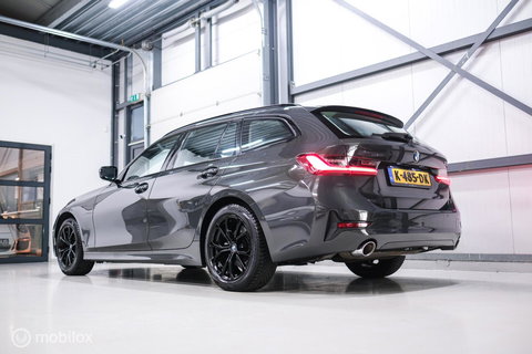 BMW 3 Serie Touring 318i Corporate High Exe | Dravitgrau | Trekhaak | Individual | Sportstoelen | CarPlay | NAP NL auto | rijklaarprijs |