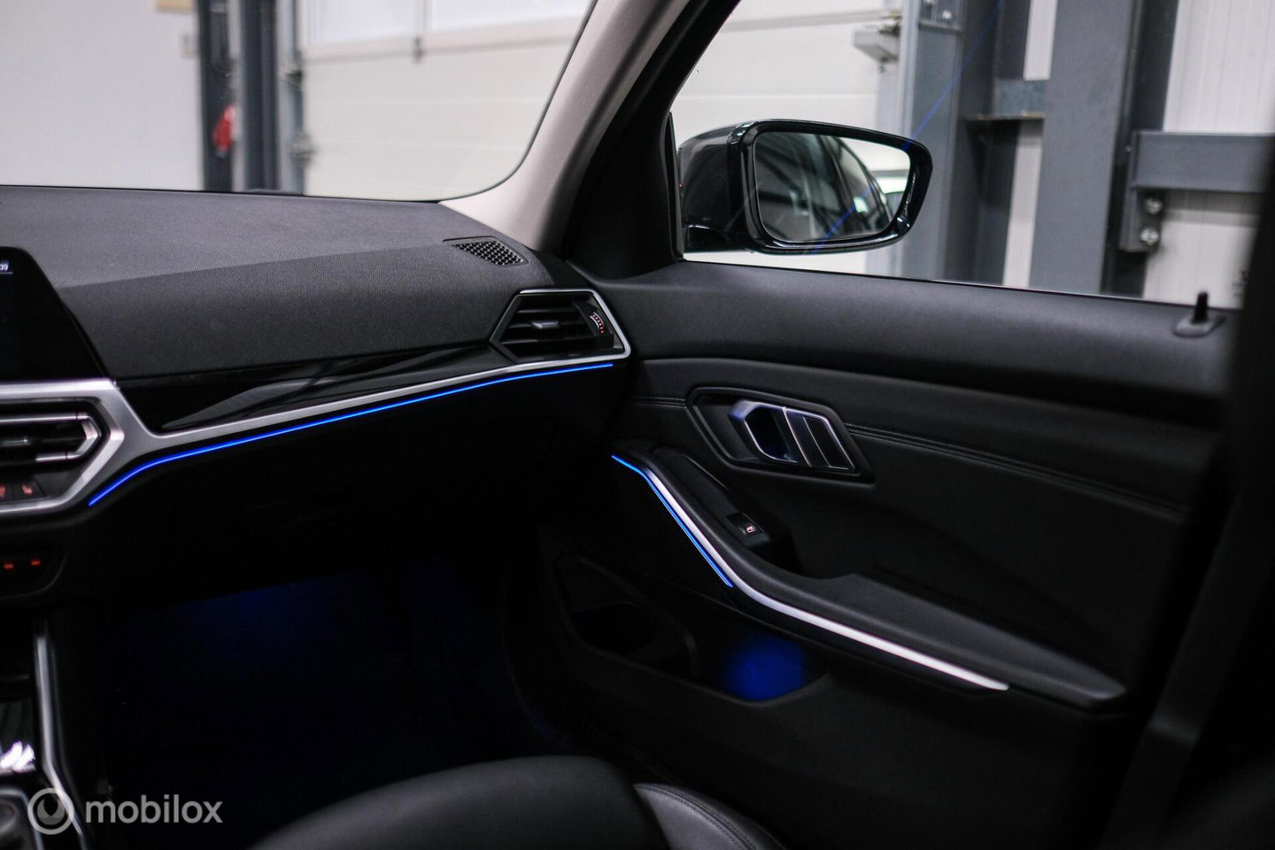 BMW 3 Serie Touring 318i Corporate High Exe | Dravitgrau | Trekhaak | Individual | Sportstoelen | CarPlay | NAP NL auto | rijklaarprijs |