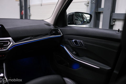 BMW 3 Serie Touring 318i Corporate High Exe | Dravitgrau | Trekhaak | Individual | Sportstoelen | CarPlay | NAP NL auto | rijklaarprijs |