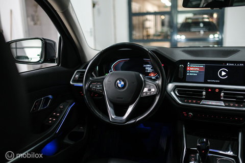 BMW 3 Serie Touring 318i Corporate High Exe | Dravitgrau | Trekhaak | Individual | Sportstoelen | CarPlay | NAP NL auto | rijklaarprijs |