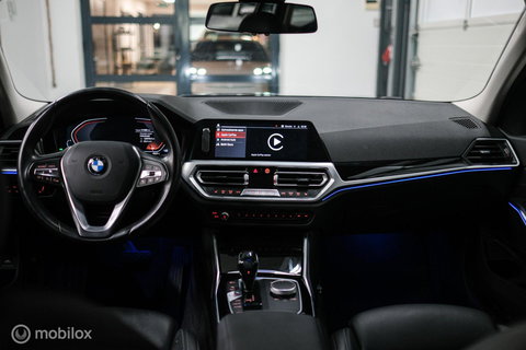 BMW 3 Serie Touring 318i Corporate High Exe | Dravitgrau | Trekhaak | Individual | Sportstoelen | CarPlay | NAP NL auto | rijklaarprijs |