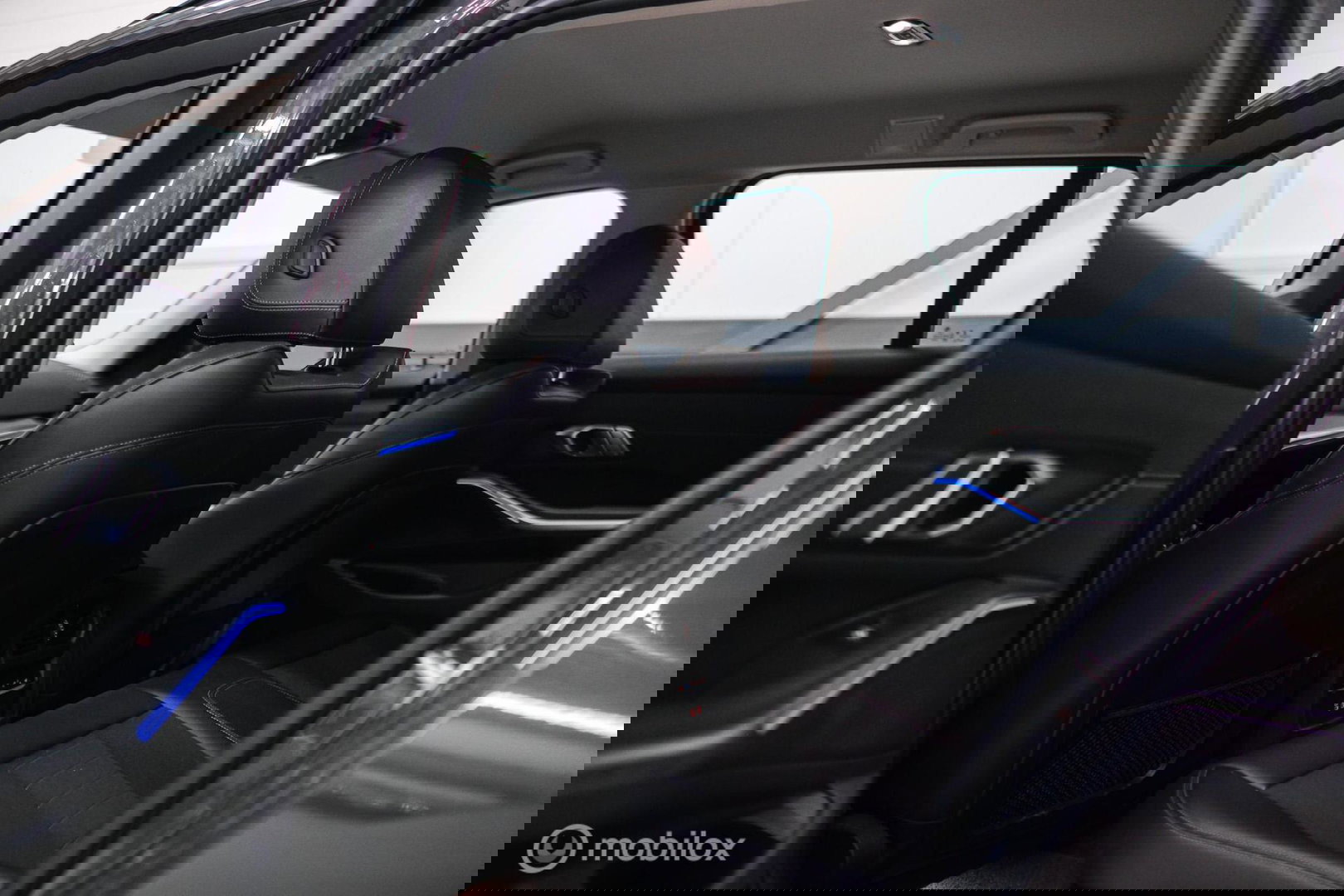 BMW 3 Serie Touring 318i Corporate High Exe | Dravitgrau | Trekhaak | Individual | Sportstoelen | CarPlay | NAP NL auto | rijklaarprijs |