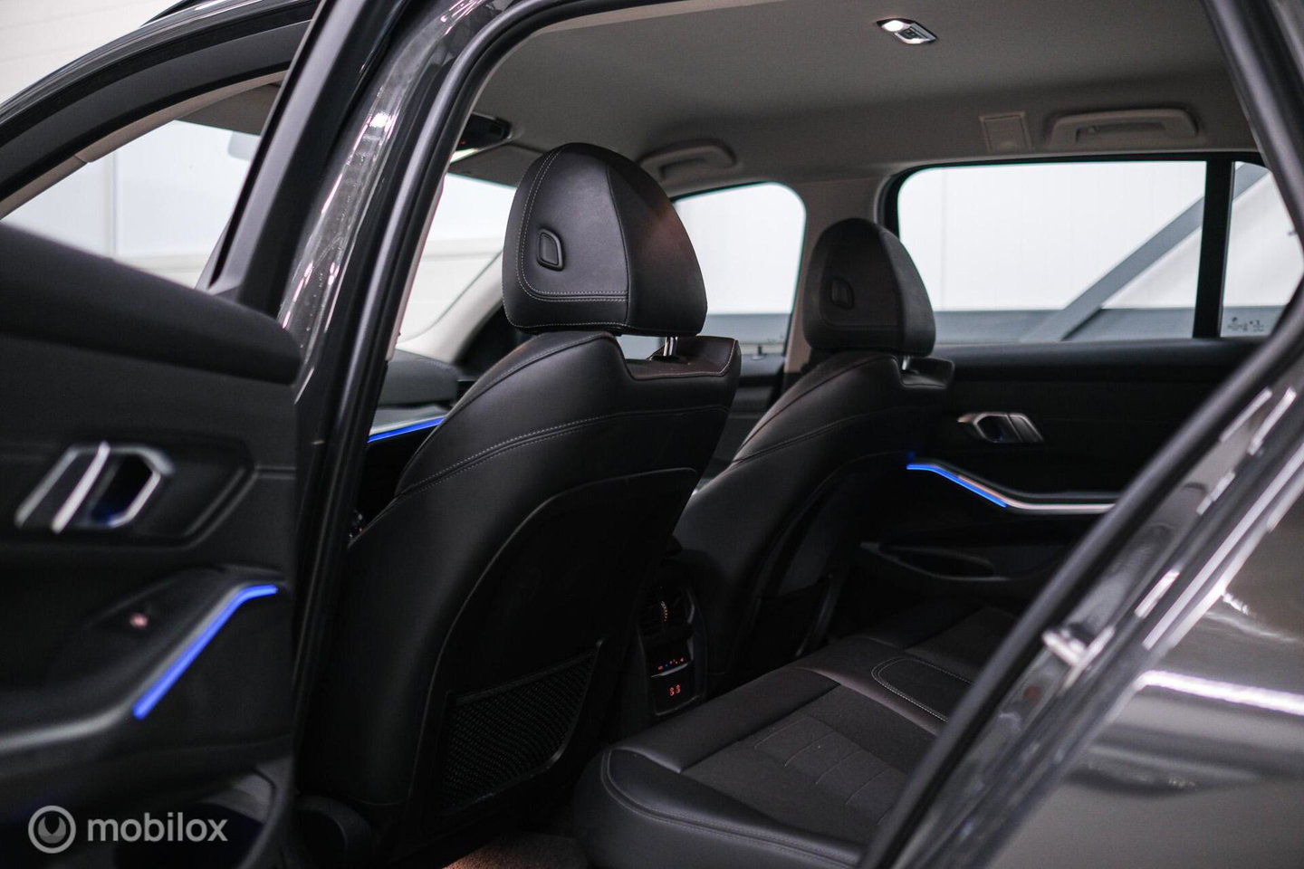 BMW 3 Serie Touring 318i Corporate High Exe | Dravitgrau | Trekhaak | Individual | Sportstoelen | CarPlay | NAP NL auto | rijklaarprijs |