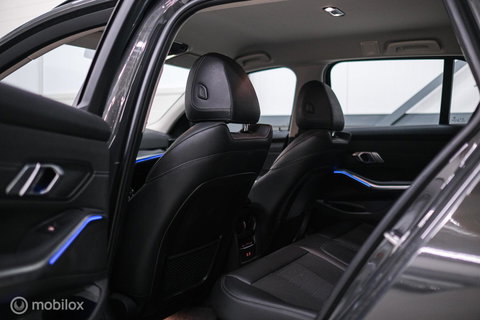 BMW 3 Serie Touring 318i Corporate High Exe | Dravitgrau | Trekhaak | Individual | Sportstoelen | CarPlay | NAP NL auto | rijklaarprijs |
