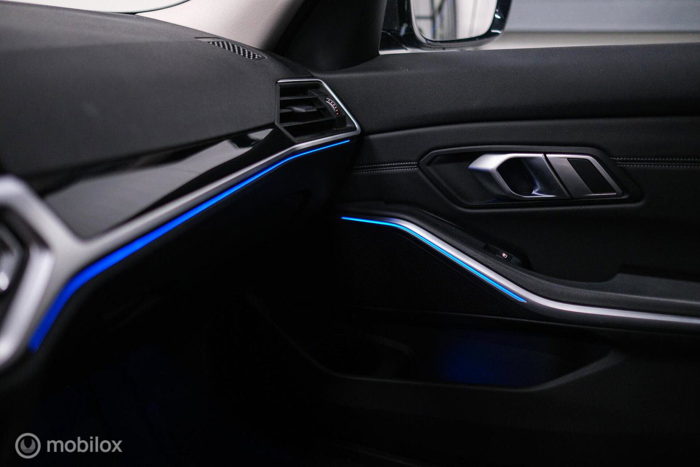 BMW 3 Serie Touring 318i Corporate High Exe | Dravitgrau | Trekhaak | Individual | Sportstoelen | CarPlay | NAP NL auto | rijklaarprijs |