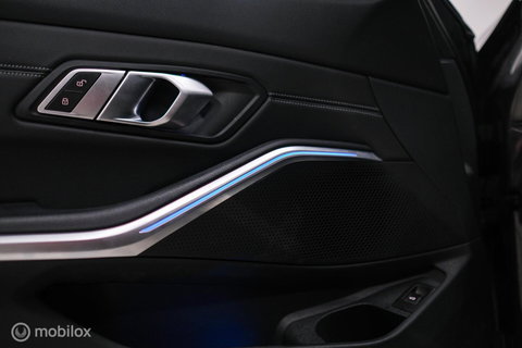 BMW 3 Serie Touring 318i Corporate High Exe | Dravitgrau | Trekhaak | Individual | Sportstoelen | CarPlay | NAP NL auto | rijklaarprijs |