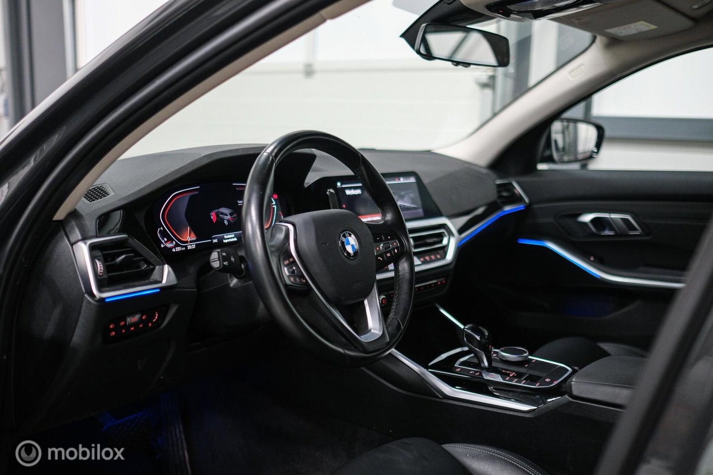 BMW 3 Serie Touring 318i Corporate High Exe | Dravitgrau | Trekhaak | Individual | Sportstoelen | CarPlay | NAP NL auto | rijklaarprijs |