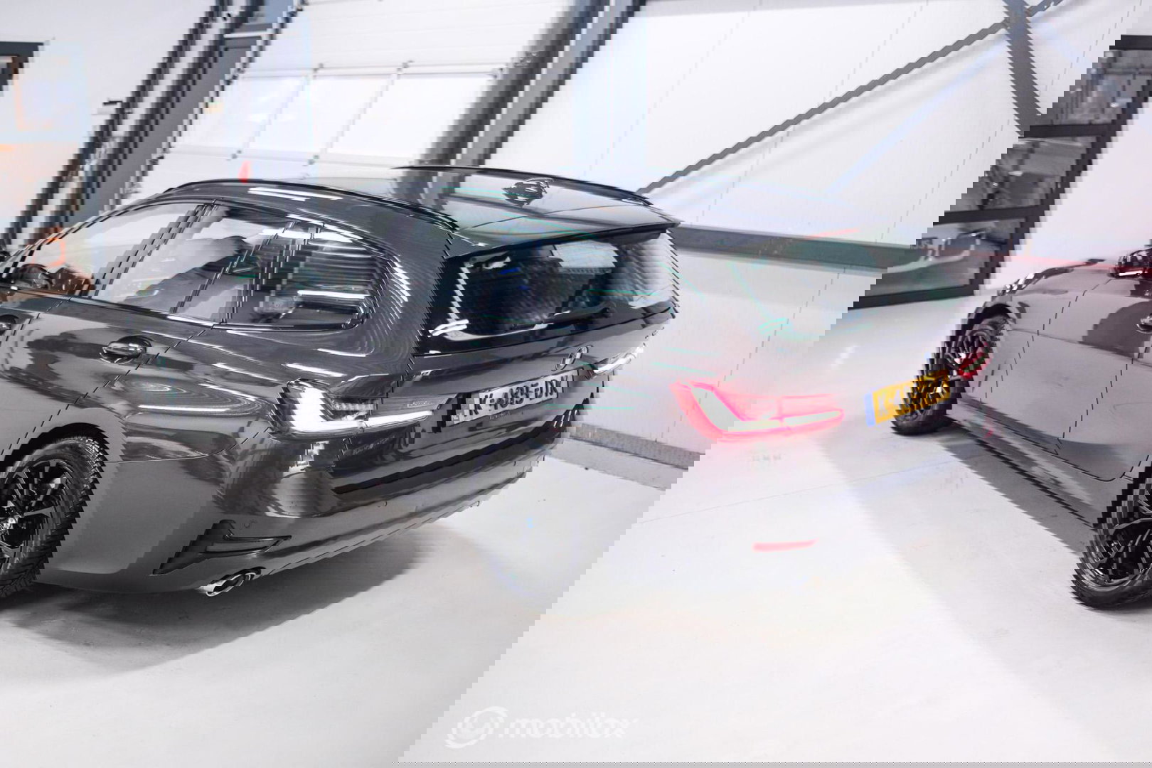 BMW 3 Serie Touring 318i Corporate High Exe | Dravitgrau | Trekhaak | Individual | Sportstoelen | CarPlay | NAP NL auto | rijklaarprijs |