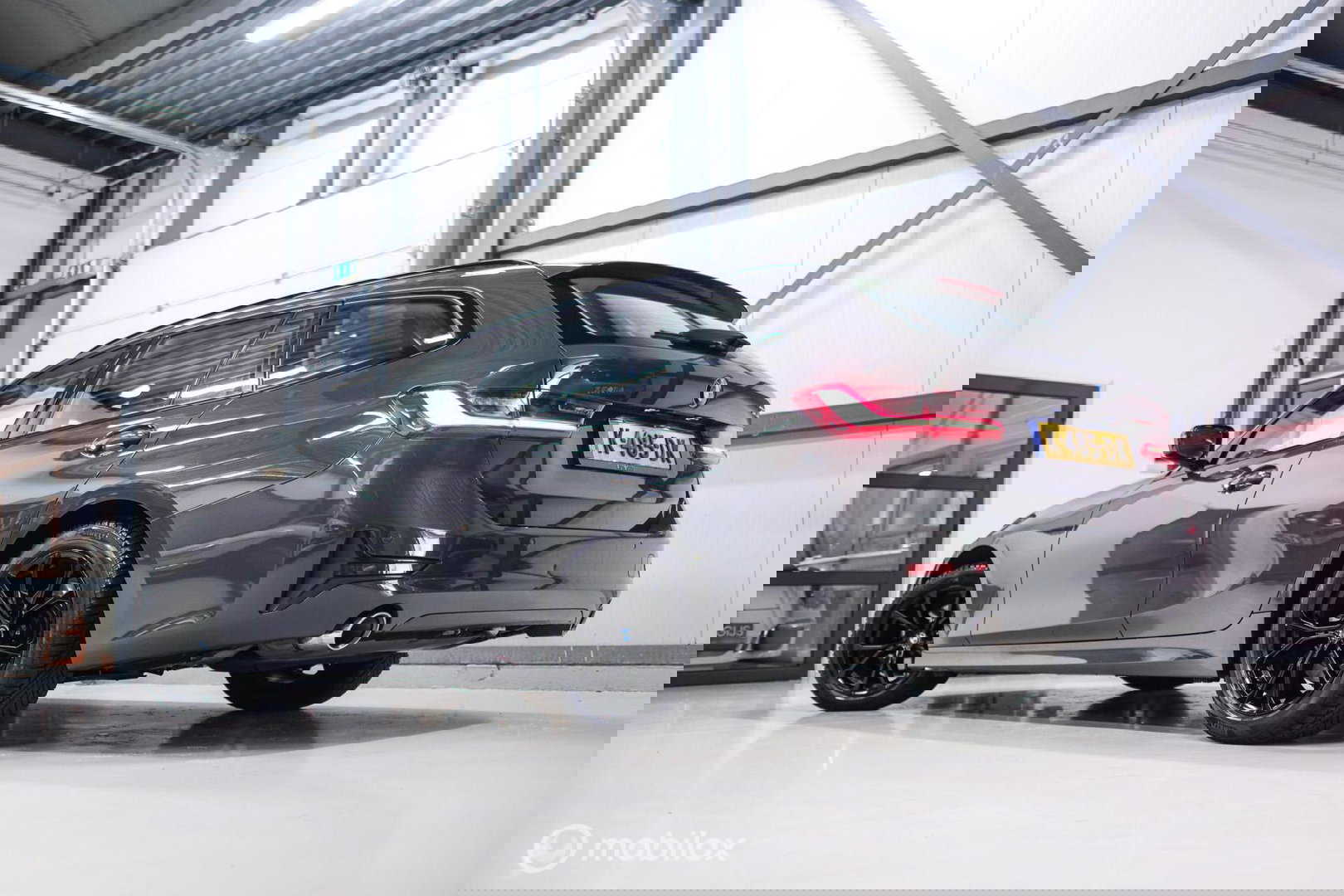 BMW 3 Serie Touring 318i Corporate High Exe | Dravitgrau | Trekhaak | Individual | Sportstoelen | CarPlay | NAP NL auto | rijklaarprijs |