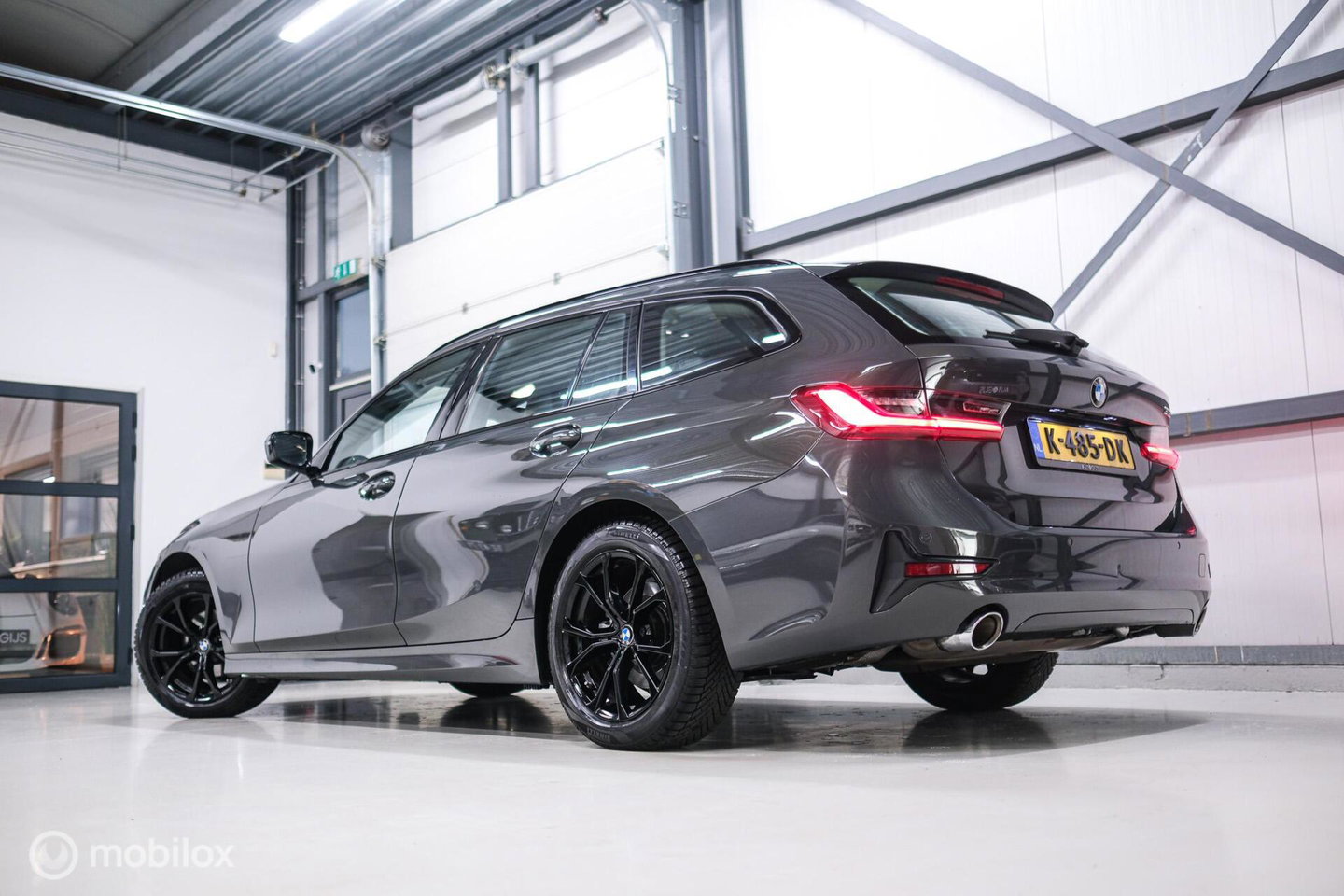 BMW 3 Serie Touring 318i Corporate High Exe | Dravitgrau | Trekhaak | Individual | Sportstoelen | CarPlay | NAP NL auto | rijklaarprijs |