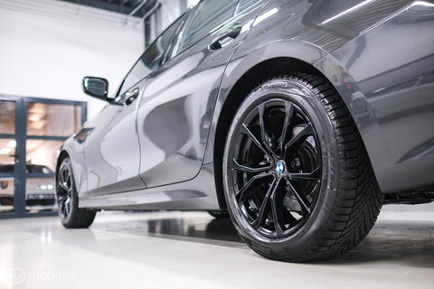 BMW 3 Serie Touring 318i Corporate High Exe | Dravitgrau | Trekhaak | Individual | Sportstoelen | CarPlay | NAP NL auto | rijklaarprijs |