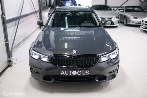 BMW 3 Serie Touring 318i Corporate High Exe | Dravitgrau | Trekhaak | Individual | Sportstoelen | CarPlay | NAP NL auto | rijklaarprijs |