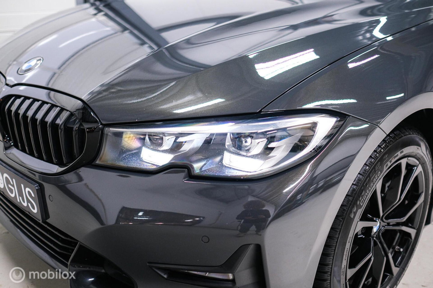 BMW 3 Serie Touring 318i Corporate High Exe | Dravitgrau | Trekhaak | Individual | Sportstoelen | CarPlay | NAP NL auto | rijklaarprijs |