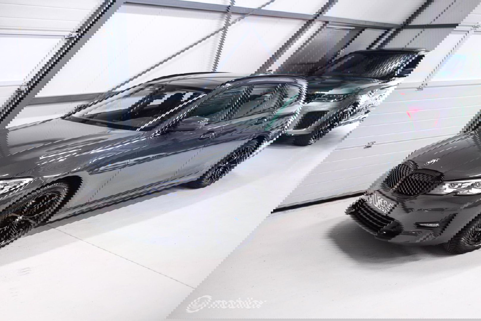 BMW 3 Serie Touring 318i Corporate High Exe | Dravitgrau | Trekhaak | Individual | Sportstoelen | CarPlay | NAP NL auto | rijklaarprijs |